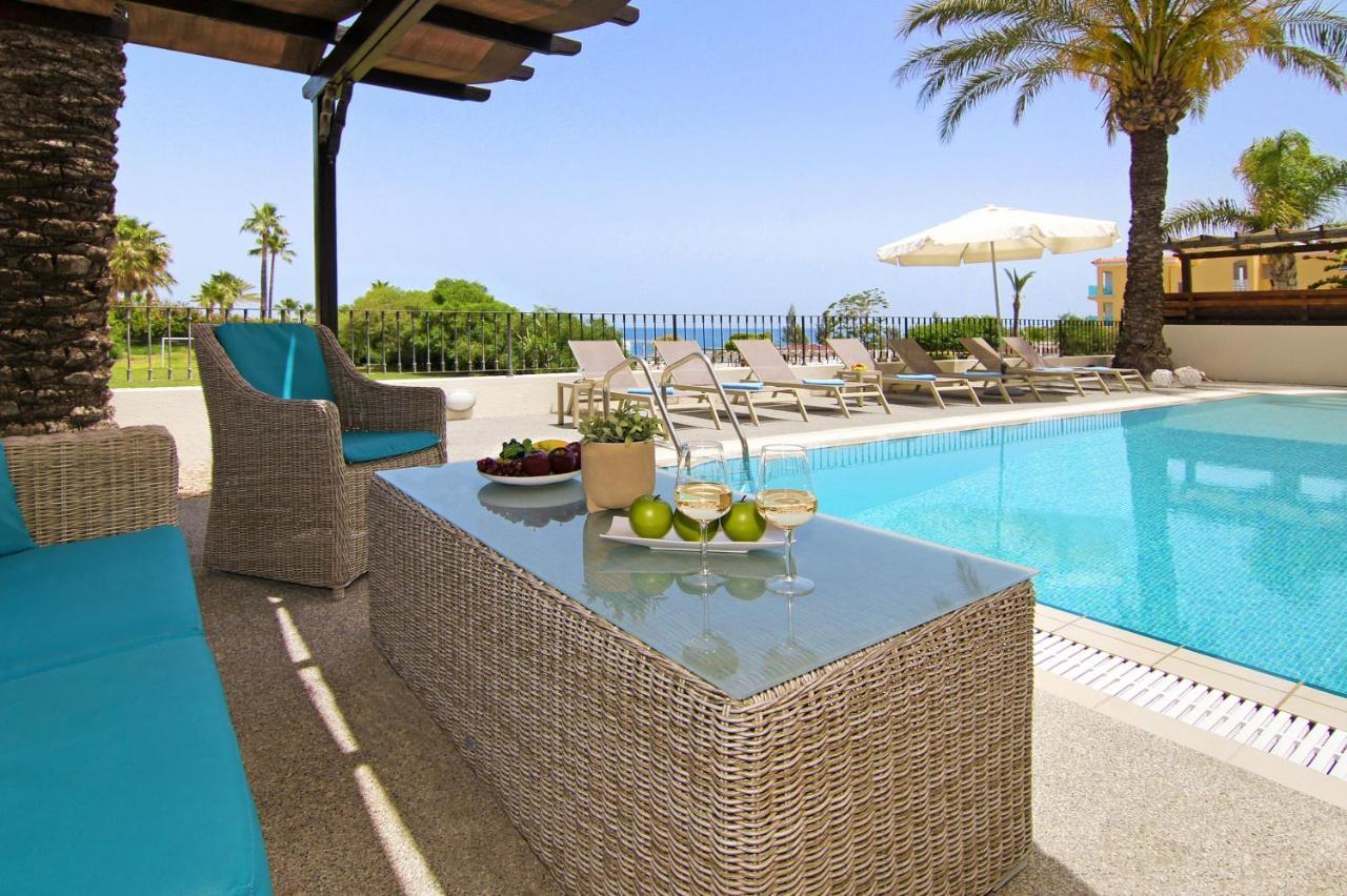 Villa Oceania - Beachfront Паралимни Экстерьер фото